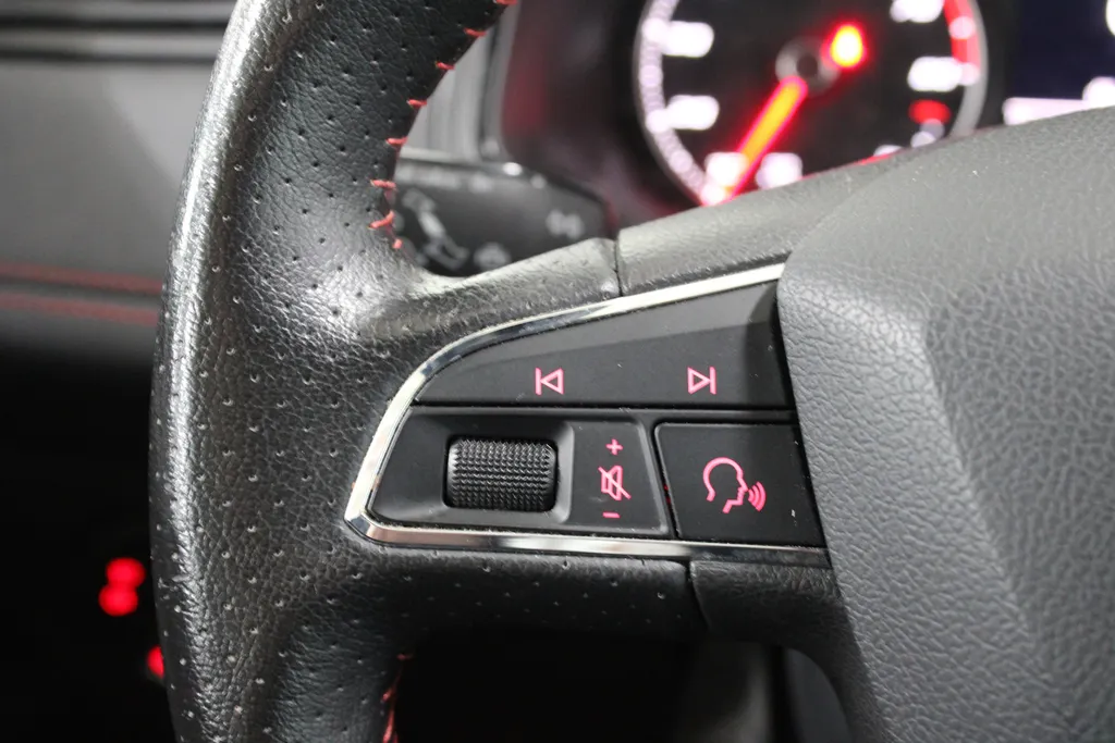 SEAT Ibiza 1.0 TSI FR Business Intense / Camera / Trekhaak afneembaar / Navi. / Full led / Apple Carplay /