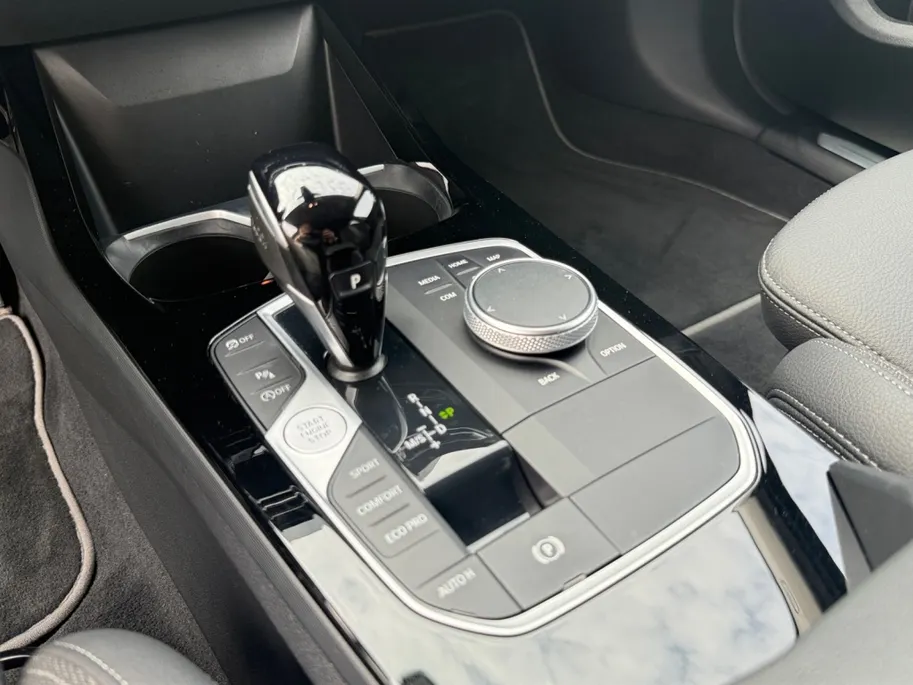 BMW 1 Serie Limousine 118i Sport Line Apple/Android draadloos | Automaat | Climate Con