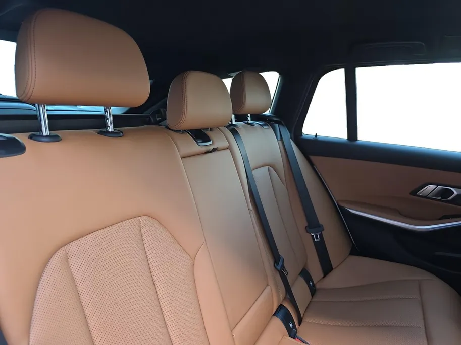 BMW 3 Serie Touring 320e Business Edition Plus | Dealer onderhouden! | 1e Eigenaar | Trekhaak | Achteruitrijcamera | Elektr. Achterklep | Lederen bekleding | Virtual cockpit | 12 maanden garantie
