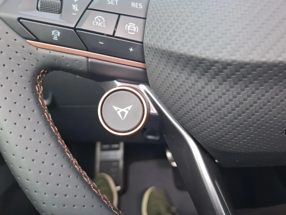 CUPRA Formentor 1.5 TSI e-Hybrid Business | NIEUWE AUTO | ELEKTRSICH WEGKLAPBARE TREKHAAK | STOEL & STUURVERWARMING | SCHUIFKANTELDAK |