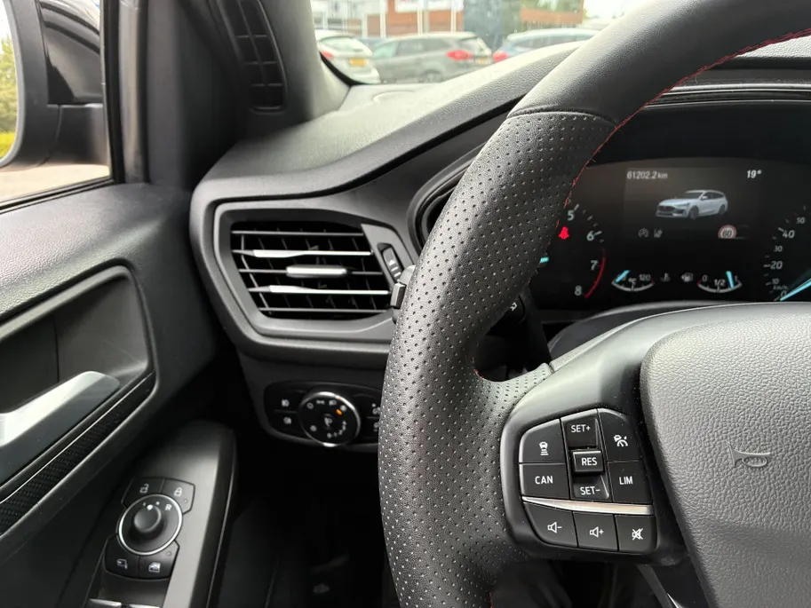 Ford Focus Wagon 1.0 EcoBoost Hybrid ST Line