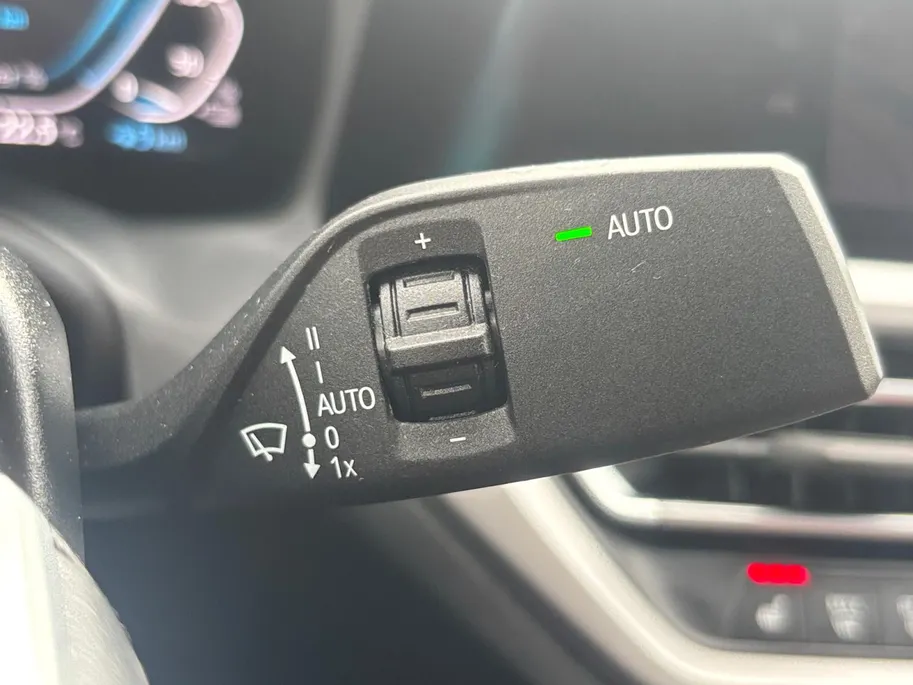 BMW 3 Serie 320e Business Edition Plus *Automaat*Navigatie*Parkeersensoren*Carplay*Lederen bekleding*Stoelverwarming*LM.Velgen*Zeer nette auto!
