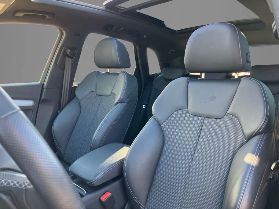 Audi Q5 50TFSIe 299PK S line · Panoramadak · Trekhaak · Camera + parkeersensoren · Apple/Android Car Play · Stoelverwarming ·