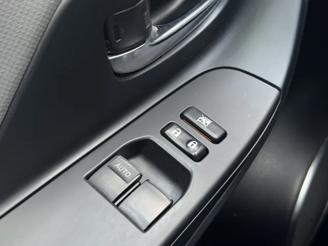 Toyota Yaris 1.5 Hybrid Trend Bi-Tone | Leer | Navigatie | LM Velgen