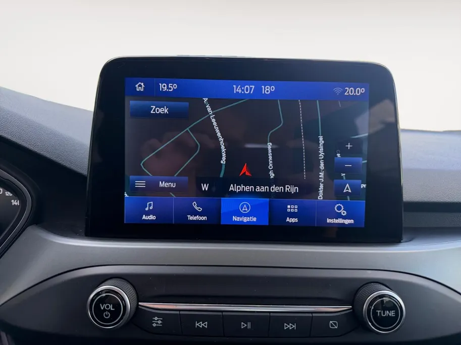 Ford Focus Wagon 1.0 EcoBoost Hybrid ST Line Style | Dealer onderhouden | NL auto | Winter pack | Trekhaak | Navigatie | Apple carplay & Android auto | Parkeersensoren voor en achter | Achteruitrijcamera | Cruise control | Draadloos opladen mobiel | Privacy glas | B