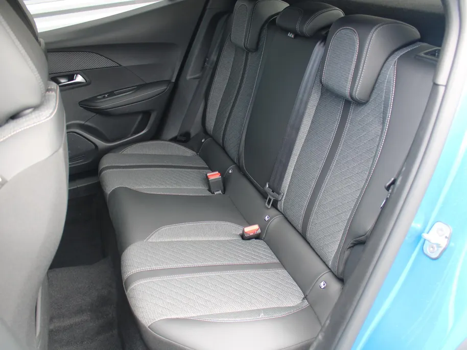 Peugeot 2008 1.2 PureTech 130 Allure | Automaat | Camera | Clima | Cruise | Navi | 17' LM | LED | Apple Carplay/Android Auto |