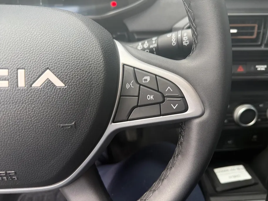 Dacia Jogger 1.6 Hybrid 140 Extreme 5p. AUTOMAAT AIRCO CAMERA CRUISE CONTROLE APPLE CARPLAY ANDROID AUTO ZEER MOOIE AUTO LET OP DEMO