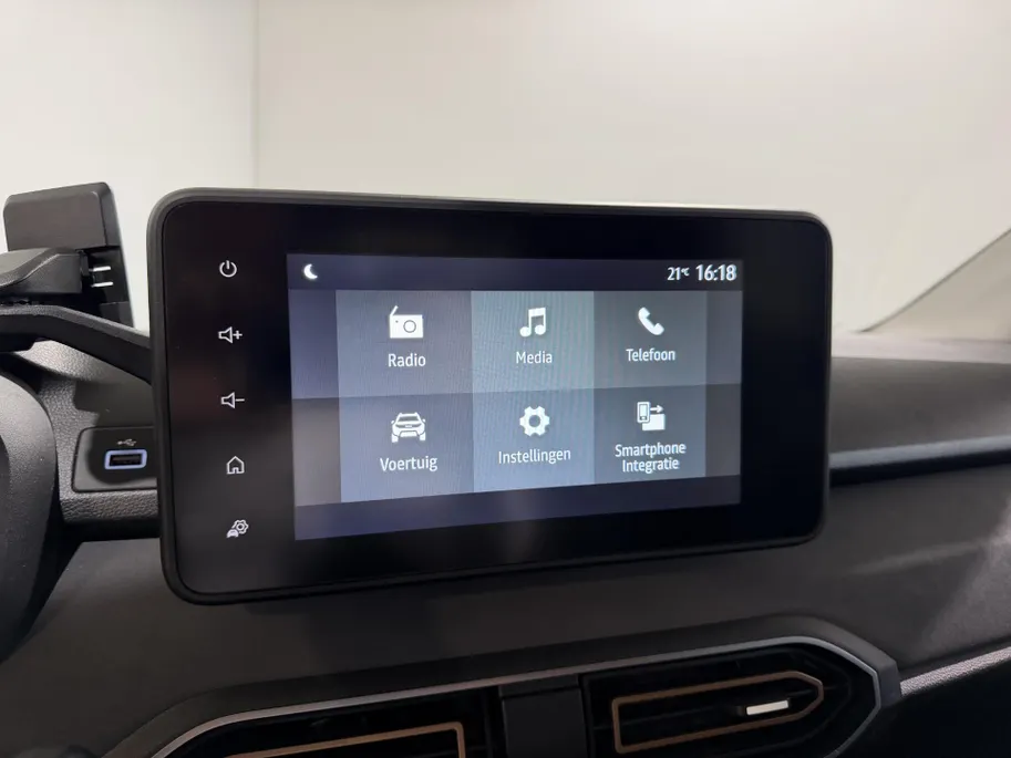 Dacia Jogger 140PK Hybrid Extreme 7p. Automaat | 7 Zitplaatsen | Camera | Parkeersensoren | Apple CarPlay/Android Auto | Digital Cockpit | Cruise Control | Lichtmetalen Velgen | Licht & Regen Sensor | Full LED |