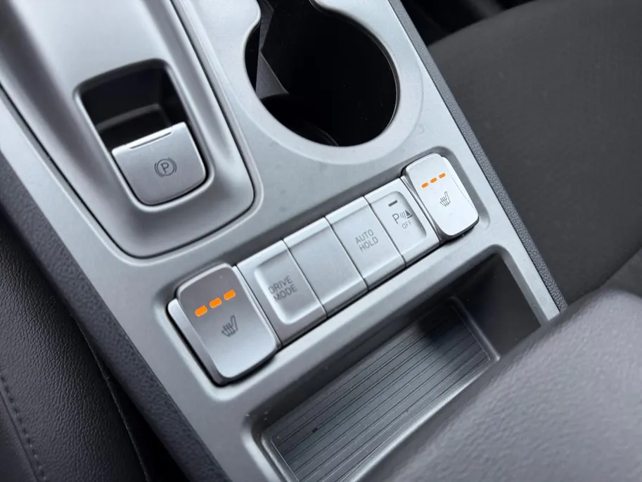 Hyundai Kona EV Fashion 64 kWh | Zeer nette auto | 100 % SOH | Stoelverwarming | Navigatie | Apple CarPlay & Android Auto | Achteruitrijcamera | Dealer onderhouden |