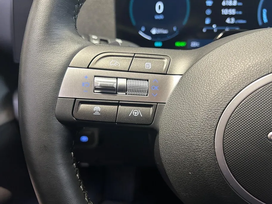Hyundai Kona 1.6 GDI HEV Premium | Trekhaak Afn 13polig| Apple Carplay / Android Auto | Navigatiesysteem | Elektrisch Verstelbare Voorstoelen | Bestuurdersstoel + Geheugen | Parkeersensoren Voor + Achter | Camera Voor + Achter | Stoelverwarming + Stoelkoeling | Stuurv