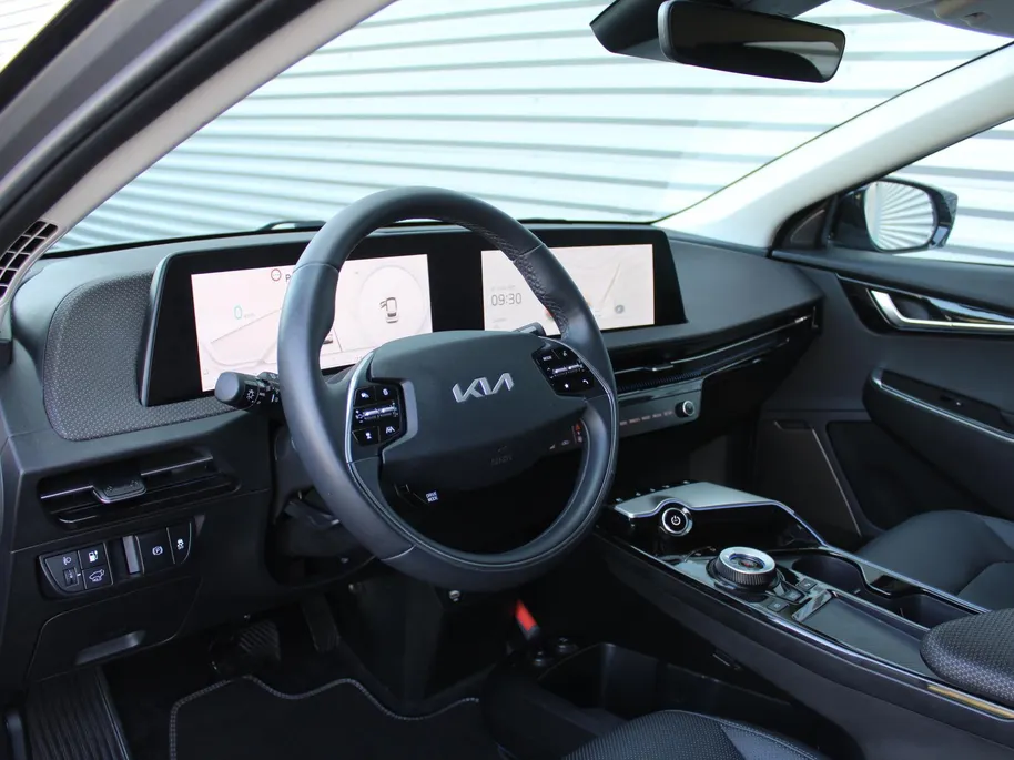 Kia EV6 Plus 77.4 kWh | Stuur-/stoelverwarming + ventilatie | Elektr. stoelverstelling + achterklep | Warmtepomp | 19" LM | Camera | LED |