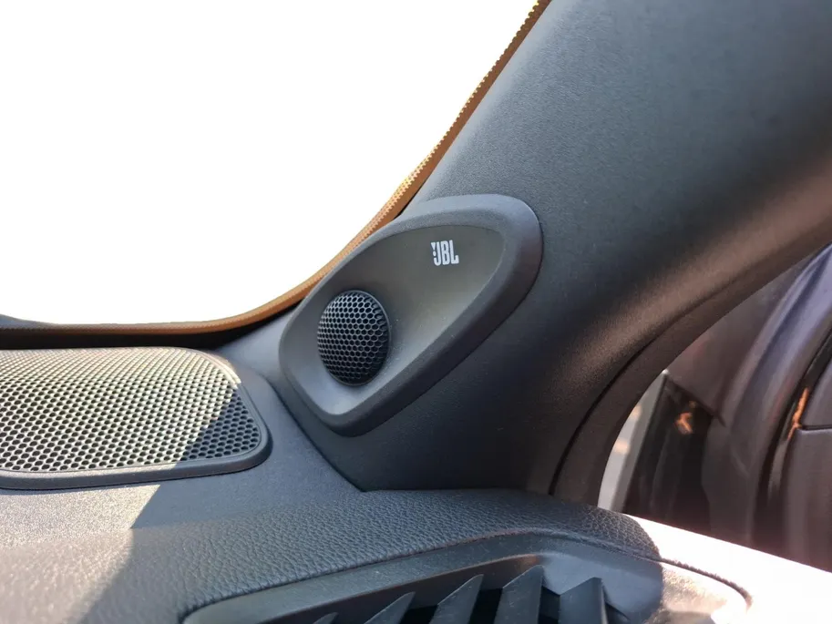 Toyota Yaris 1.5 Hybrid Executive | JBL AUDIO | GLAZEN DAK | HEAD UP DISPLAY | ZWARTE VELGEN | UNIEKE SAMENSTELLING |