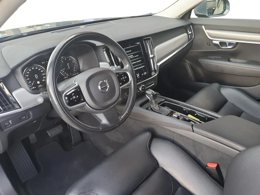 Volvo V90 2.0 T4 Momentum | Stoel en stuurverwarming | Elektrisch bedienbare voorstoelen | Camera | Lederen bekleding | Navigatie | Parkeersensoren voor en achter | Elektrische achterklep |
