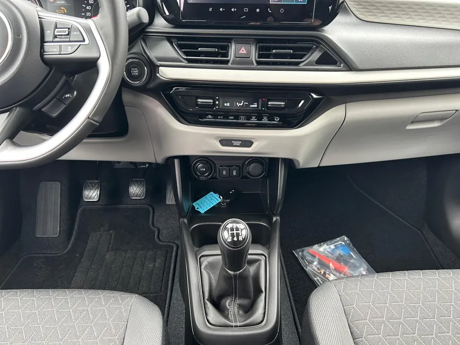 Suzuki Swift 1.2 Select Smart Hybrid | Actiekorting €2200,- | Private Lease vanaf €299,- p/m | Beperkte Voorraad  | 6 speakers | Lederen stuurwiel | Stoelverwarming |