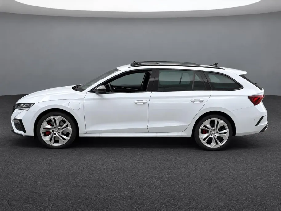 Škoda Octavia Combi 1.4 TSI RS iV PHEV 245pk DSG Business · Trekhaak inklap · Panoramadak · Camera · Head-Up Display · Dodehoeksensor · Keyless · Matrix LED ·