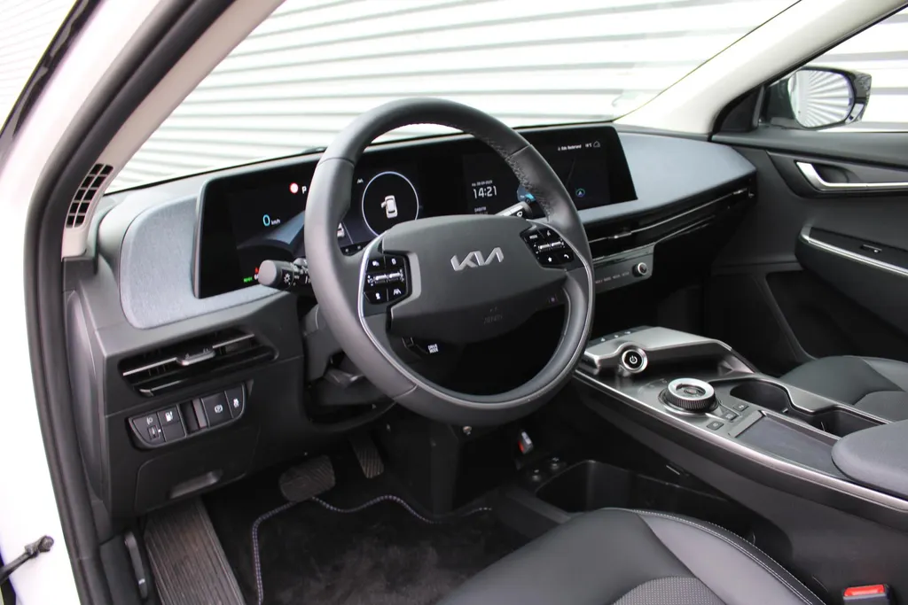 Kia EV6 Air 58 kWh | Trekhaak | 20' LM | Stuur-/stoelverwarming | Camera | Navi | Cruise adapt. | Dodehoek detectie |