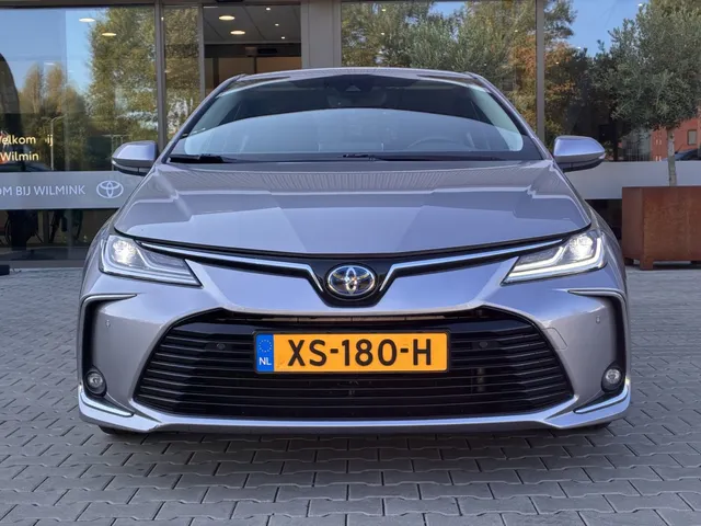Toyota Corolla 1.8 Hybrid Executive | Leer | All Seasons