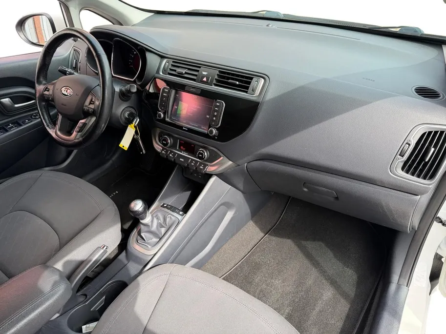 Kia Rio 1.2 CVVT ExecutiveLine Navigatie| Stoel verwarming| Camera| Lichtmetalen velgen| donker getint glas| Climate Control