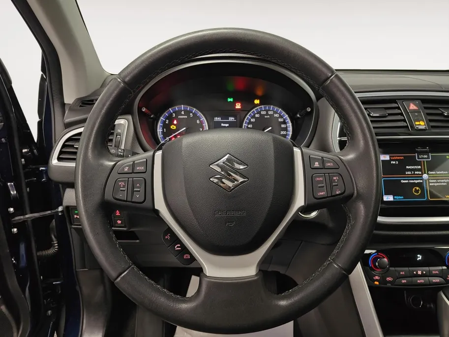Suzuki S-Cross 1.4 Boosterjet Stijl AUTOMAAT NAVI AIRCO CAMERA ADAPTIEVE CRUISE CONTROLE APPLE CARPLAY ANDROID AUTO SCHUIFKANTELDAK LEER ZEER MOOIE AUTO DEALER ONDERHOUDEN