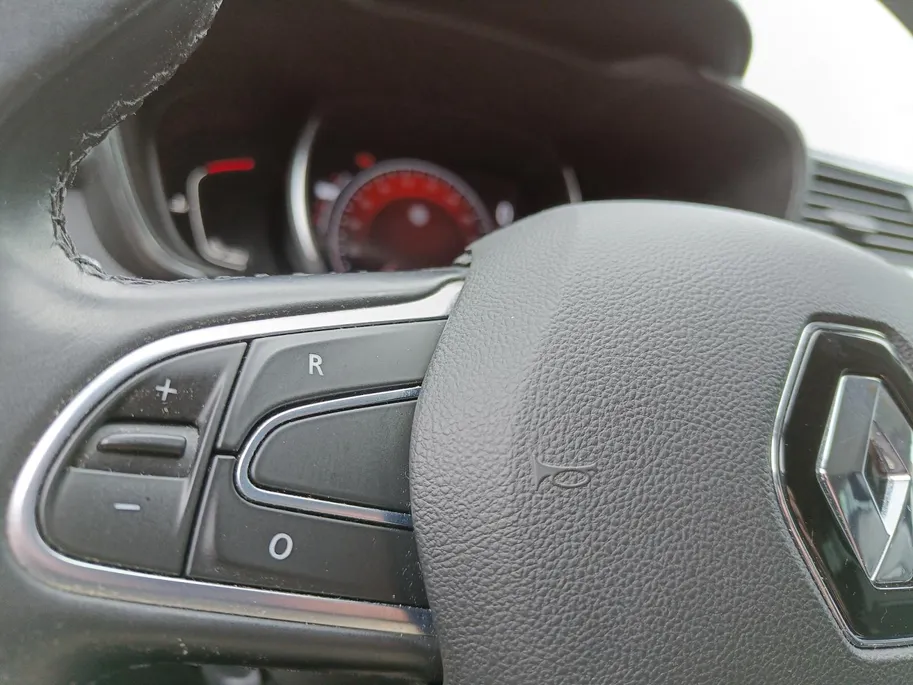 Renault Kadjar 1.3 TCe 140 PK Zen Automaat | Wegklapbare trekhaak | Navigatie | Parkeercamera | Actieprijs van € 18.950 naar € 17.950!