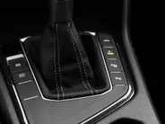 Volkswagen Tiguan 1.4 TSI eHybrid 245pk DSG R-Line Business · Camera · Inklap. Trekhaak · Dodehoeksensor · Parkeer Assistent · Stuur- & Stoelverwarming · 19'Velgen ·