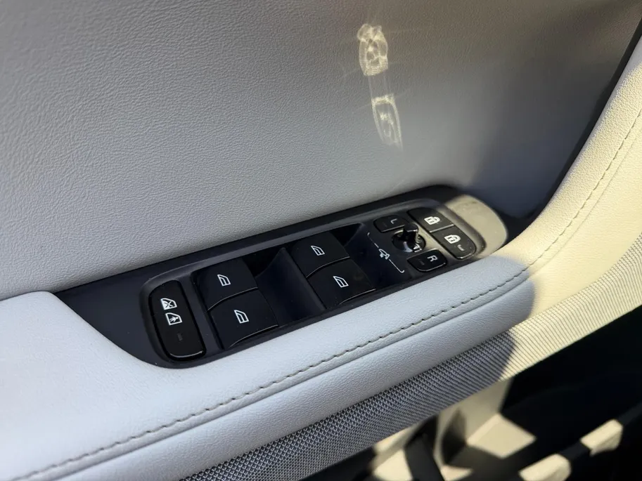 Polestar 2 Long Range Dual Motor Performance Plus 82 kWh 90 % SOH! Uniek 469PK | Gele gordels + klauwen | Full leather | Glassroof | Stoelverwarming + verkoeling |