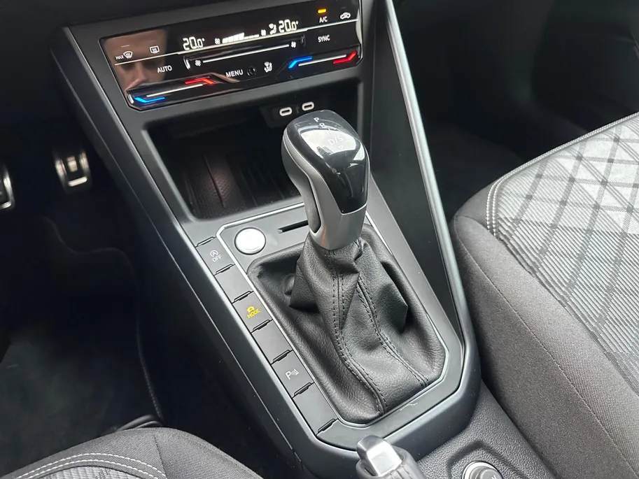 Volkswagen Taigo 1.0 TSI R-Line | Digital Cockpit | Camera | Adaptive Cruise Control | Apple CarPlay & Android Auto | LMV | Climate Control | Parkeersensoren | Verwarmde Spiegels | Bovag garantie | NAP