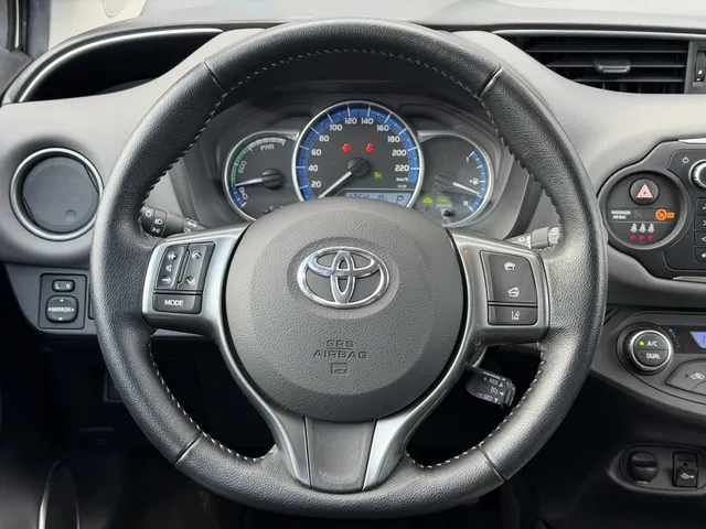 Toyota Yaris 1.5 Hybrid Trend Bi-Tone | Leer | Navigatie | LM Velgen