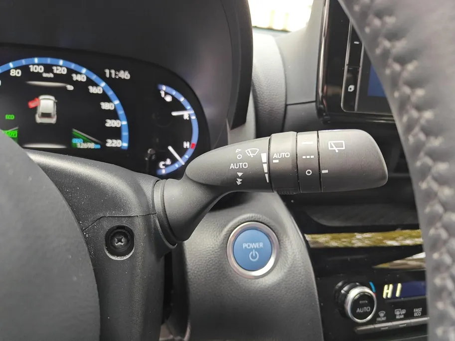 Toyota Yaris Cross 1.5 Hybrid Launch Edition | Slechts 12.000 km! | JBL Audio | Head-Up Display | Adaptieve Cruise Control | Camera | Keyless Entry | Stoel- & Stuurverwarming