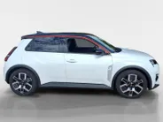 Renault 5 urban range techno 40 kWh NU MET 1.600,- VOORRAAD KORTING  | €800,- korting | Stoel/stuurverwarming | Carplay | ACC | Camera | PDC |
