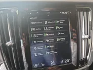 Volvo V90 2.0 T4 Momentum | Stoel en stuurverwarming | Elektrisch bedienbare voorstoelen | Camera | Lederen bekleding | Navigatie | Parkeersensoren voor en achter | Elektrische achterklep |