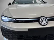 Volkswagen Golf 1.5 eHybrid 272pk DSG GTE · Panoramadak · Camera · Inklap. Trekhaak · Leder Vienna · Head-Up Display · Stuur-& Stoelverwarming + verkoeling · Garantie t/m 15-06-2030 of 100.000km