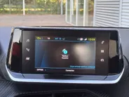 Peugeot e-208 EV Active Pack 50 kWh | Cruise control | Navigatiesysteem | Keyless start | DAB | LM Velgen | 100% Elektrisch | SOH 95,6 %
