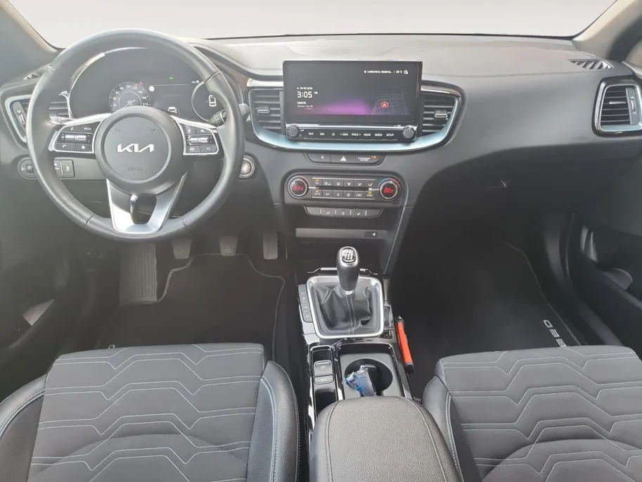 Kia Ceed 1.0T Design Edition | Stoel en stuurverwarming | Dodehoek detectie | Navigatie | Camera | Apple carplay / Android Auto | JBL sound system |