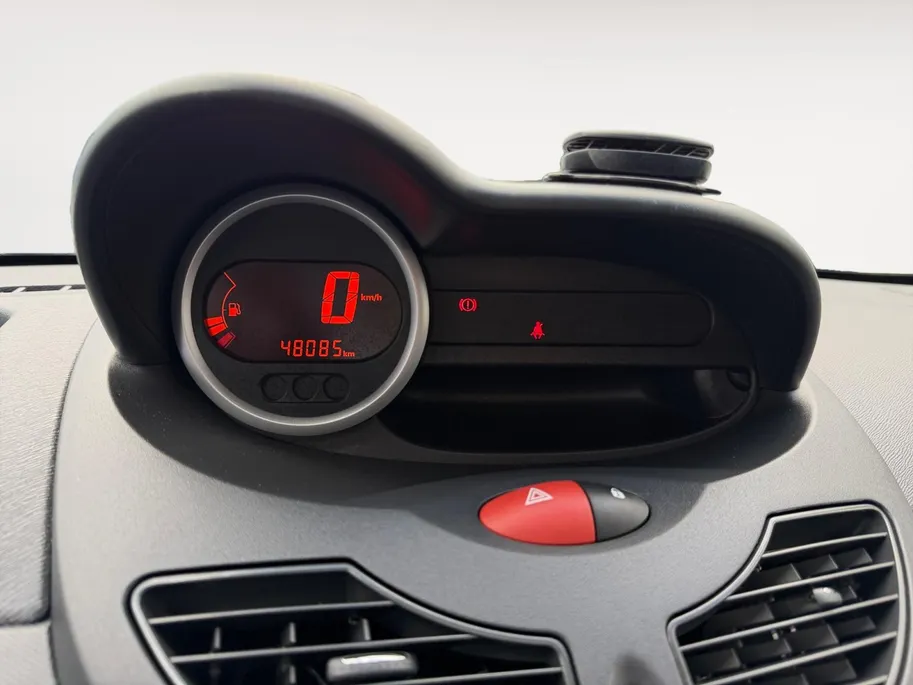 Renault Twingo 1.2 16V Parisienne | Zeer nette auto | Open dak | Bluetooth Radio | Airconditioning | Afneembare Trekhaak | 12 maanden BOVAG garantie |