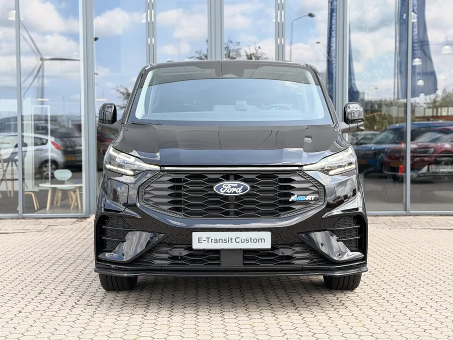 Ford E-Transit Custom L2H1 MS-RT 71 kWh 286 PK Dubbele Cabine UIT VOORRAAD I INKLAPBARE TREKHAAK I DRIVER ASSIST PACK ULTIMATE I DUBBELE ZIJSCHUIFDEUREN I FULL LED-KOPLAMPEN I APPLE CARPLAY / ANDROID AUTO I