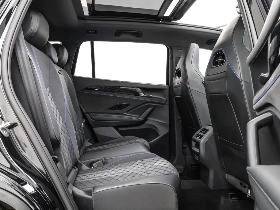 Volkswagen Tayron 1.5 272pk DSG eHybrid R-Line Edition · Panoramadak · 360 Camera · Wegklapbare Trekhaak · Black Style · 20'' Inch · Garantie t/m 17-11-2029 of 100.000km
