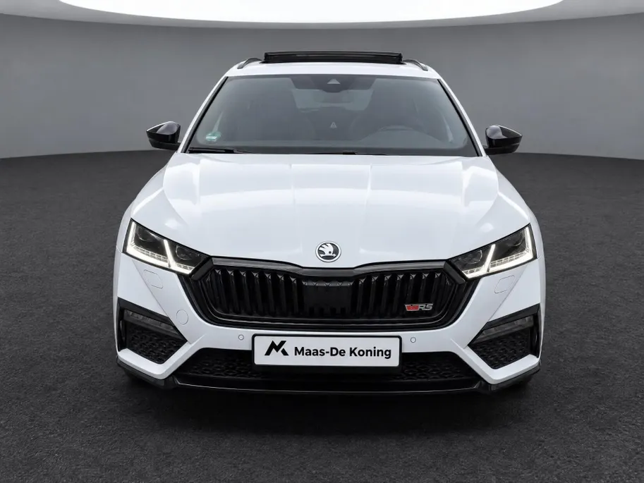 Škoda Octavia Combi 1.4 TSI RS iV PHEV 245pk DSG Business · Trekhaak inklap · Panoramadak · Camera · Head-Up Display · Dodehoeksensor · Keyless · Matrix LED ·