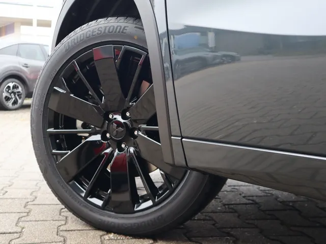 Mitsubishi Outlander 2.4 PHEV Black Edition All Seasons | Yamaha sound