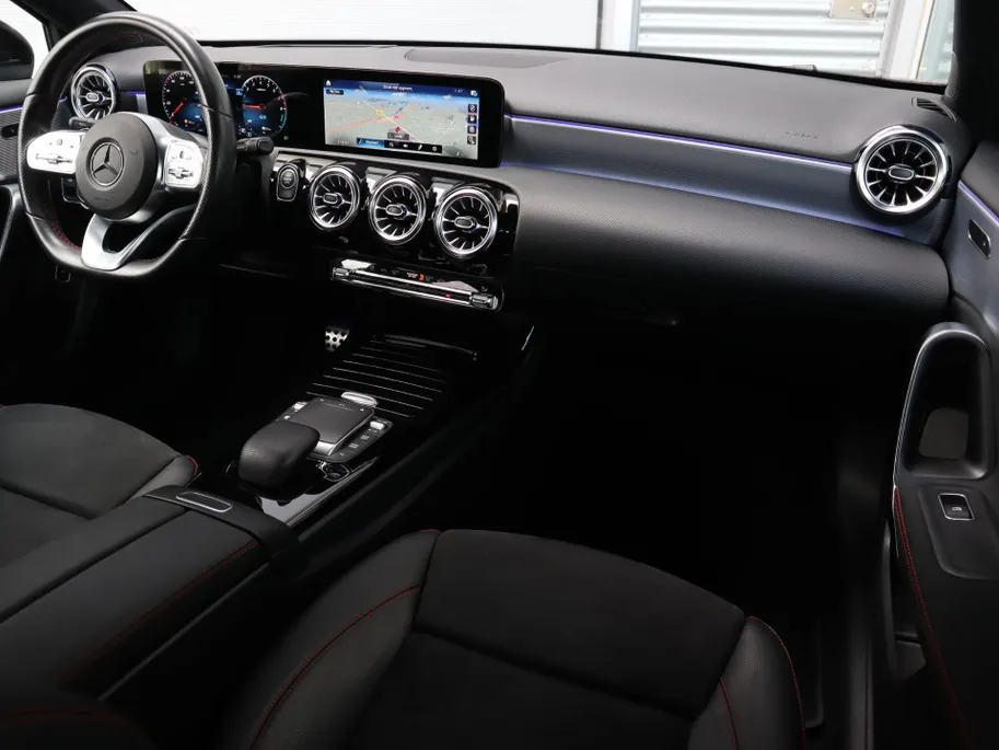 Mercedes-Benz A-Klasse 250 e AMG Line | HUD | Multispaak | LED | Navigatie | Camera | Automaat