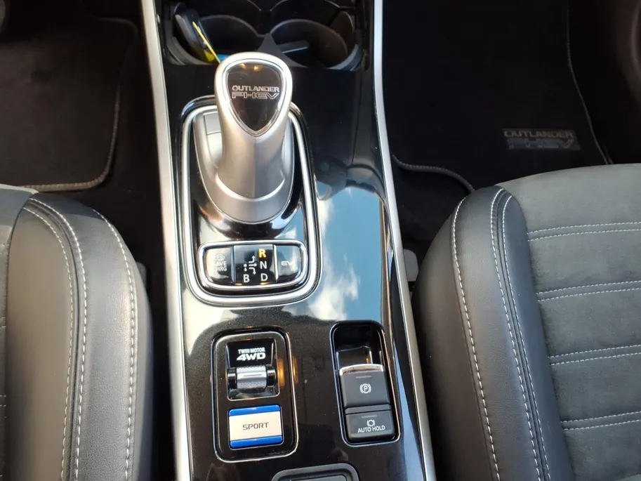 Mitsubishi Outlander 2.4 PHEV Pure Apple Carplay/Android Auto , electronic climate controle , cruise control , kunstlederen bekleding , lichtmetalen velgen 16' , voorstoelen verwarmd