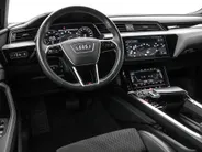 Audi e-tron 55 300kW/408PK S Line 95Kwh · SOH 94,6% · Panoramadak · Leder/Alcantara · 360°Camera + Parkeersensoren · Stoelverwarming ·