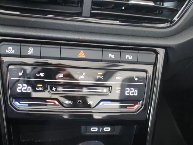 Volkswagen T-Roc Cabrio 1.5 TSI R-Line Karmann Blackstyle Leder | IQ-Light | Navigatie | Dodehoekassistent | Parkeercamera