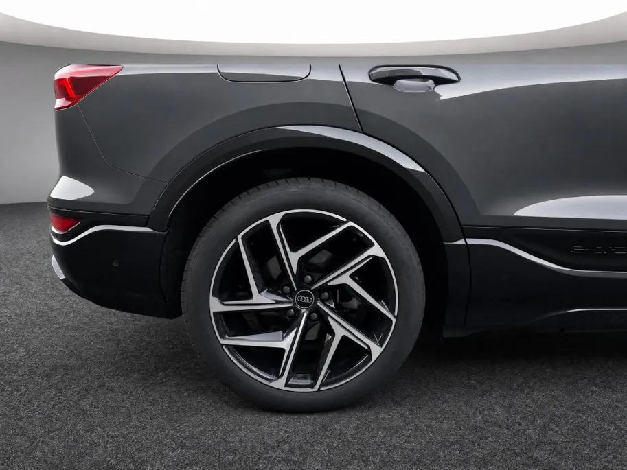 Audi Q6 e-tron S edition 306pk performance 100 kWh · Panoramadak · Luchtvering · Trekhaak · 360 Camera · Warmtepomp · Head-Up · Elek. Voorstoelen · 21'' Inch · 24-11-2030 of 100.000km