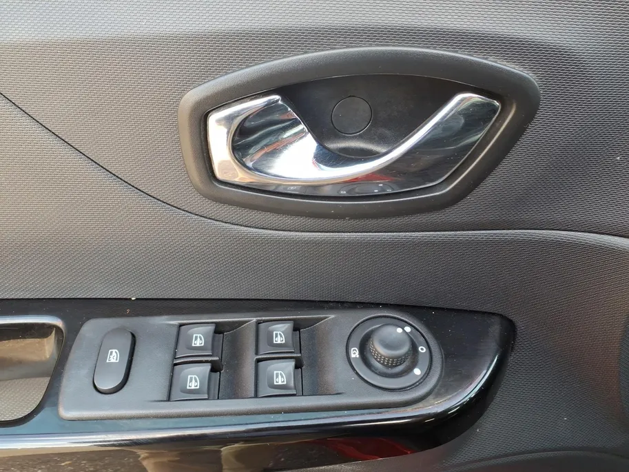 Renault Captur 0.9 TCe Xmod airco (automatisch) , navi , trekhaak , stoelverwarming , cruise , tel , usb , lm velgen .