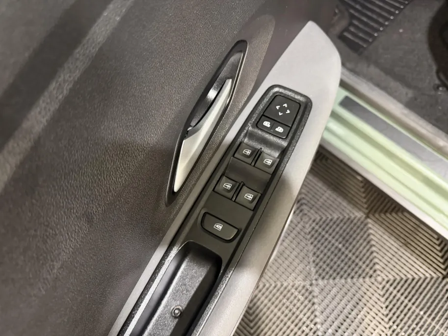 Dacia Jogger 140PK Hybrid Extreme 7p. Automaat | 7 Zitplaatsen | Camera | Parkeersensoren | Apple CarPlay/Android Auto | Digital Cockpit | Cruise Control | Lichtmetalen Velgen | Licht & Regen Sensor | Full LED |