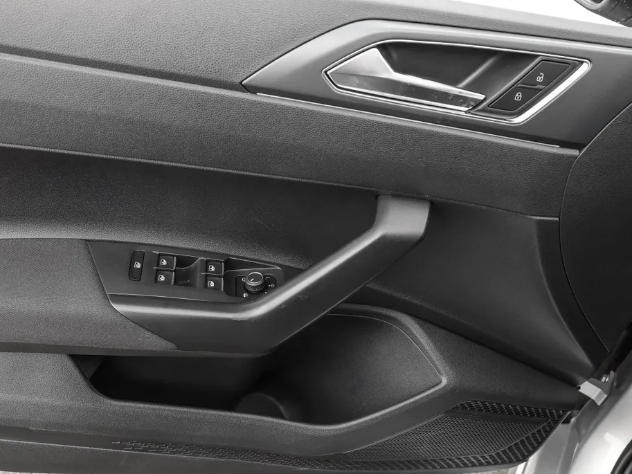 Volkswagen Polo 1.0 TSI 95pk DSG R-Line · Camera · Matrix LED · ACC · Stoelverwarming · Apple/Android Car Play · Sfeerverlichting · Verkeersbord Detectie ·