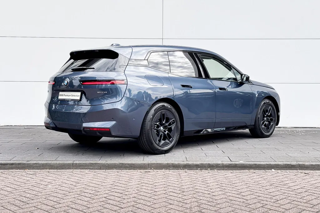 BMW iX xDrive45 101 kWh