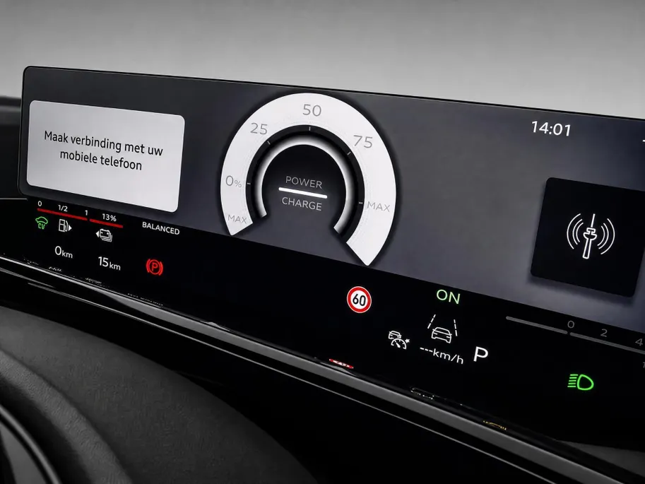 Audi Q3 Sportback 1.5 200kW e-hybrid S edition 272 PK · Tech pro · Glazen panoramadak · Sportstoelen alcantara met rode stiksels