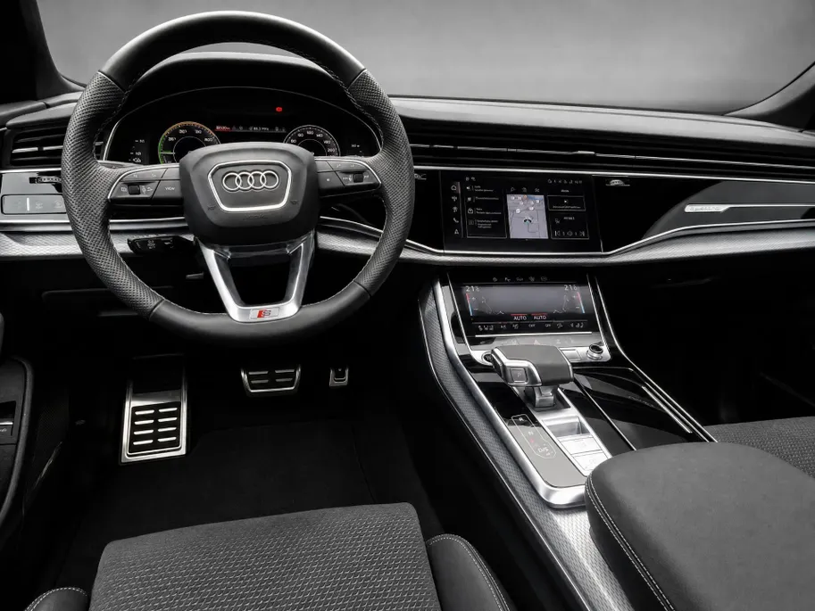 Audi Q8 60 TFSIe 490pk Tiptronic Quattro Pro Line S Comp · 360 Camera · Luchtvering · Laser LED · Wegklapbare Trekhaak · Elek. Voorstoelen · Nachtzicht · 23'' Inch · Garantie t/m 11-03-2031 of 100.000km